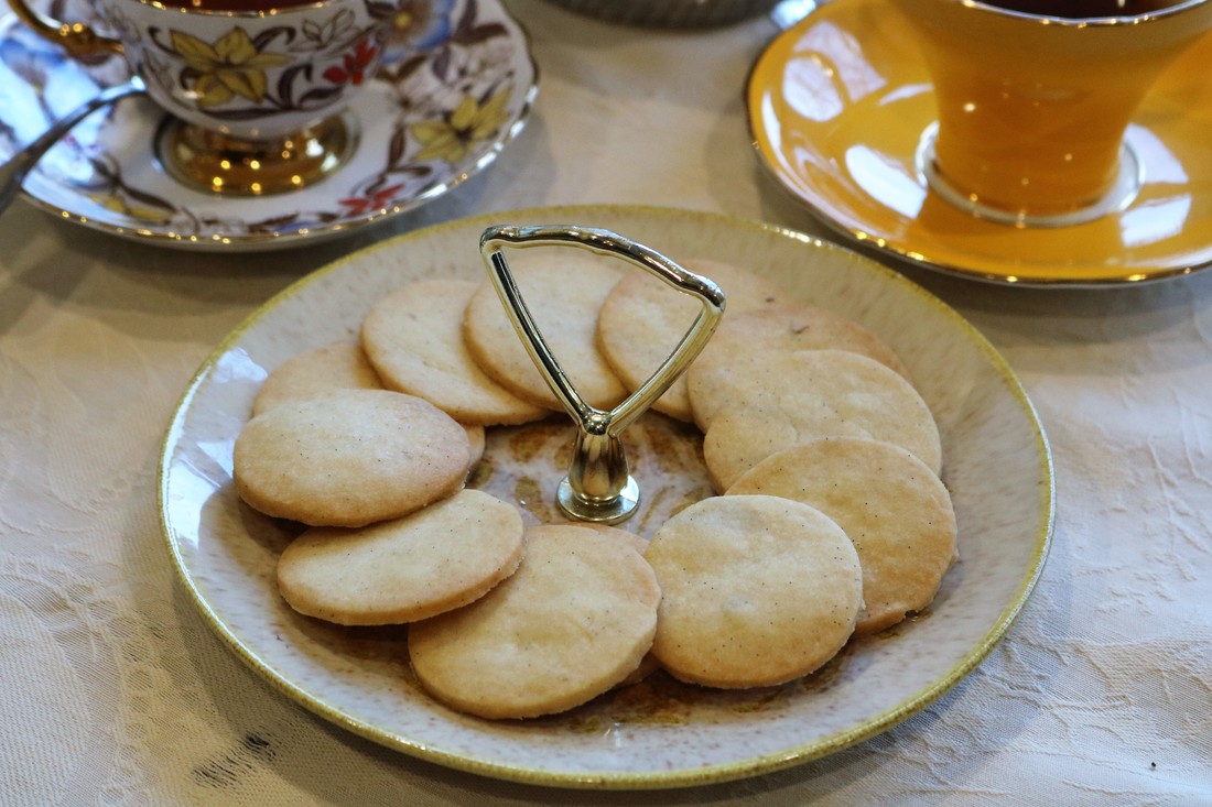 Vanilla Bean Shortbread Tea Cookies